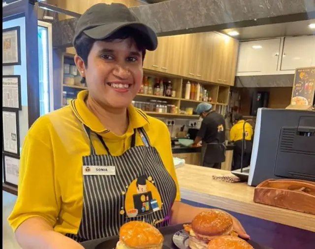 রান্না থেকে শুরু করে খাবার পরিবেশ, আপ্যায়ন সবই করেন এই তরুণ-তরুণীরা।