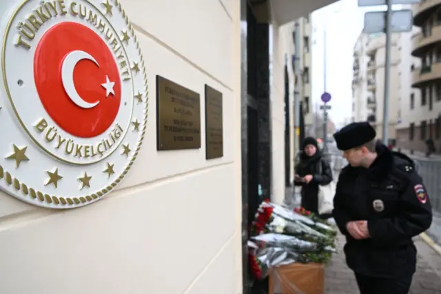 ငလျင်မှာ ထိခိုက်သေဆုံးခဲ့ရသူတွေအတွက် ဝမ်းနည်းကြောင်း ရုရှားနိုင်ငံ၊ မော်စကိုမြို့က တူရကီသံရုံးရှေ့မှာ လွမ်းသူ့ပန်းချနေကြ 