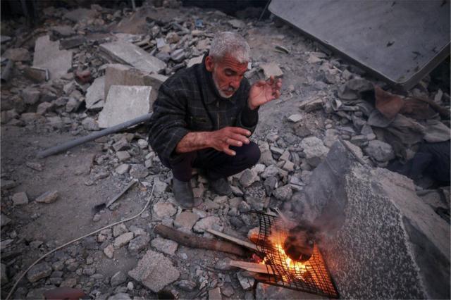 Halid Naji, Deir el Balah'taki evinin yıkıntılarında yemek pişiriyor. 