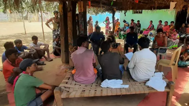 बोधी रामटेके आणि इतर मित्रांनी पत्र-याचिकेतील मजकुराचं गावकऱ्यांसमोर वाचन केलं 