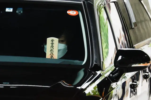 Akie Abe carry her husband tablet afta di funeral