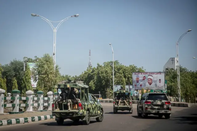 Des membres de l'armée nigériane patrouillent dans les rues de l'État de Borno à bord de véhicules militaires.