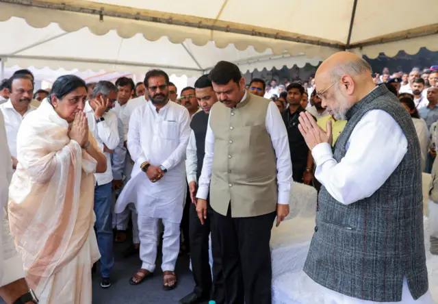 अजित पवार की अंत्येष्टी में गृह मंत्री अमित शाह, महाराष्ट्र के सीएम देवेंद्र फडणवीस (बीच में) और सुनेत्रा पवार
