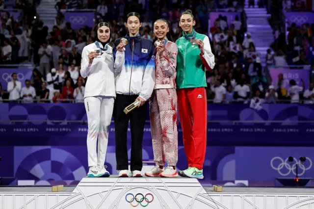 ناهید کیانی و کیمیا علیزاده، دو تکواندوکار زن زیر دو پرچم متفاوت روی سکوی قهرمانی رفتند