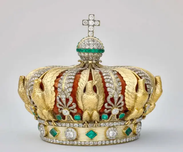 லூவர் அருங்காட்சியகத்தில் உலகம் முழுவதும் பிரபலமான ஆயிரக்கணக்கான கலைப்பொருட்கள் உள்ளன. மேலும், பரவலாக அறியப்படாத ஆனால் கலாச்சார ரீதியாக மிக முக்கியமான பொருட்களும் உள்ளன.