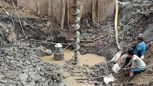Hiện phương pháp đang được thực hiện là khoan guồng xoắn để làm rã phần đất ở đáy cọc, để kéo trụ bê tông lên và cắt trụ khi được nhấc lên