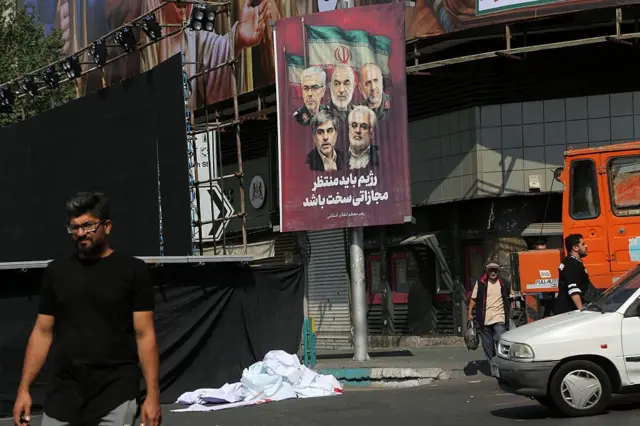 राजधानीच्या अनेक भागांमध्ये वीज आणि पाणी अद्याप उपलब्ध आहे, परंतु अन्नधान्याचा पुरवठा कमी आहे.