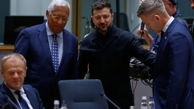 Володимир Зеленський, прем'єр Угорщини Петер Мадяр, президент Європейської ради Антоніу Кошта й прем'єр Польщі Дональд Туск під час саміту ЄС в Брюсселі