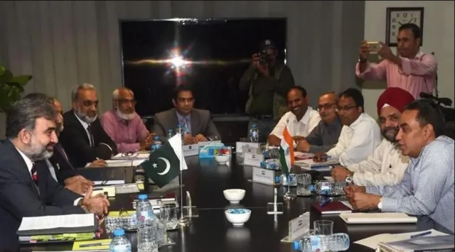 2018 ਵਿੱਚ ਸਿੰਧੂ ਜਲ ਸਮਝੌਤਾ 'ਤੇ ਪਾਕਿਸਤਾਨੀ ਕਮਿਸ਼ਨਰ ਨਾਲ ਗੱਲਬਾਤ ਕਰਦੇ ਹੋਏ ਭਾਰਤੀ ਅਧਿਕਾਰੀ