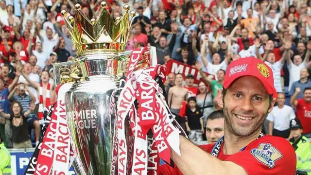 رایان گیگز با کسب ۳۴ جام، از جمله ۱۳ عنوان قهرمانی لیگ برتر، پرافتخارترین بازیکن تاریخ فوتبال بریتانیا است