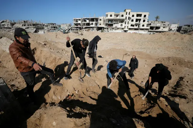فلسطينيون يحفرون قبوراً في الشجاعية في قطاع غزة في 20 يناير/كانون الثاني 2025