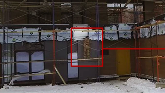 图像显示一名朝鲜男子在俄罗斯的雪地建筑工地工作，未配戴任何安全设备。
