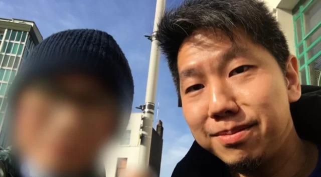 ન્યૂઝનાઇટના સંશોધક (ચહેરો બ્લર કરેલ છે) એન્ડ્ર્યૂ સાથે