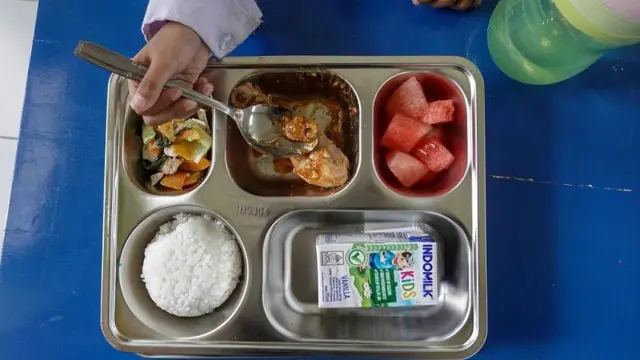 Seorang siswa menunjukan menu makanan pada program Makan Bergizi Gratis di TK Permadi Siwi, Purwokerto, Banyumas, Jawa Tengah, Senin (6/1/2025).