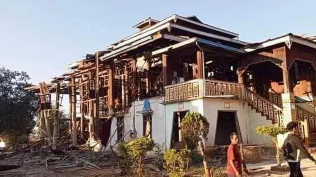 စစ်တပ်ဘက်က လေယာဉ်နဲ့‌ ဗုံးကြဲတိုက်ခိုက်တာကြောင့် ပျက်စီးနေတဲ့  လွယ်ထွဲဘုန်းတော်ကြီးကျောင်းပုံလို့ PNLA ထုတ်ပြန်လာတဲ့ပုံ