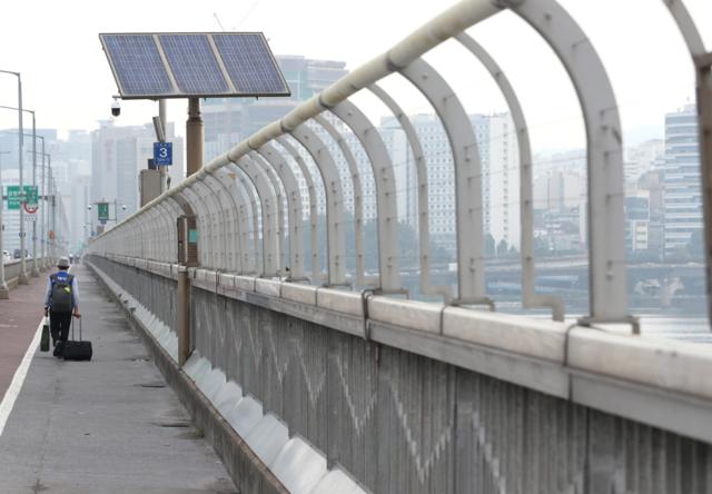 Cercassite analise esportivasegurança ao longo da ponte Mapo sobre o rio Han