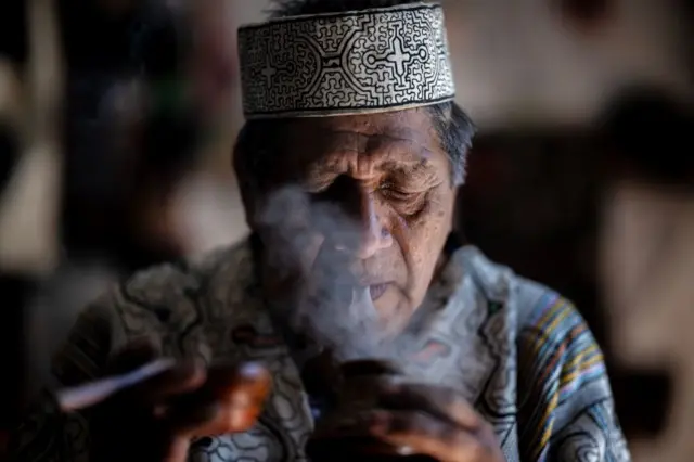 Un chamán peruano fumando