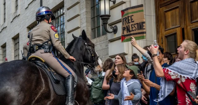 Polisi Texas yang menunggang kuda berhadapan dengan pengunjuk rasa