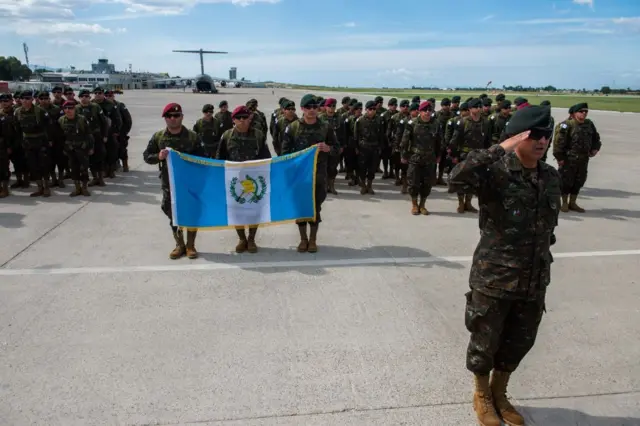 Militares de Guatemala y El Salvador en el aeropuerto internacional de Puerto Príncipe, Haití, el 3 de enero de 2025.