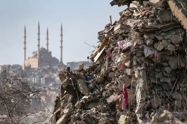 Kahramanmaraş'ta bir enkaz.