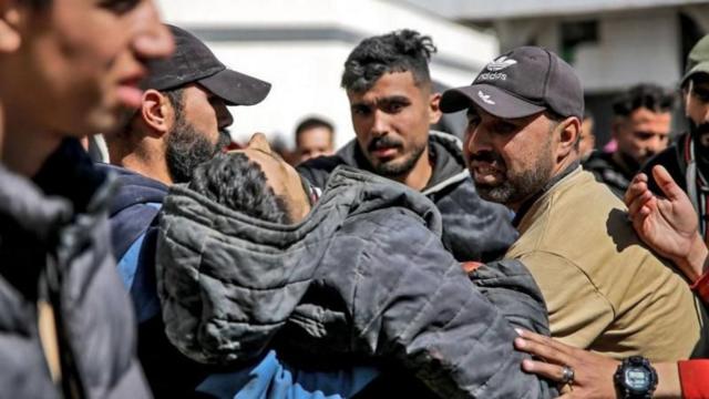 Homem é carregado após ataque em Gaza