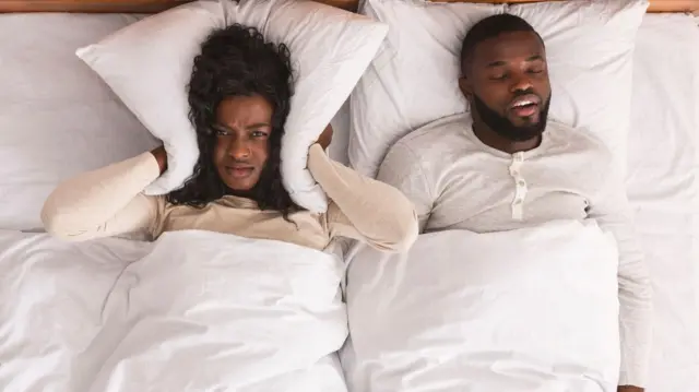 Nwaanyị mechiri nti ya maka mkpọtụ di ya na-agwọ ụra na-eme