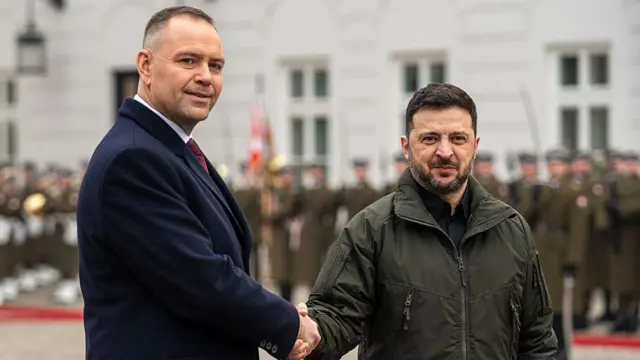 Кароль Навроцкий пожимает руку Владимиру Зеленскому