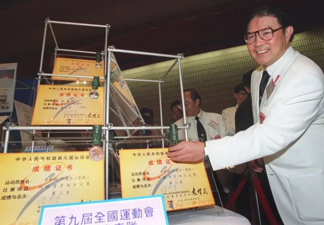 霍震霆展示运动员奖牌