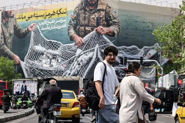 کارشناسان نظامی می‌گویند که جمهوری اسلامی توان شکست مستقیم نیروی دریایی آمریکا را ندارد اما تهران می‌تواند با ابزارهایی مانند مین، پهپاد، قایق‌های تندرو و ایجاد نااطمینانی، اجرای محاصره را دشوارتر کند