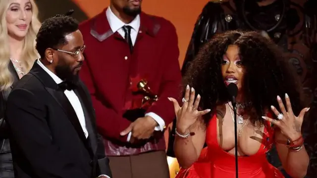 Kendrick Lamar y SZA recibieron el premio al mejor disco del año de manos de Cher (arriba a la izquierda).