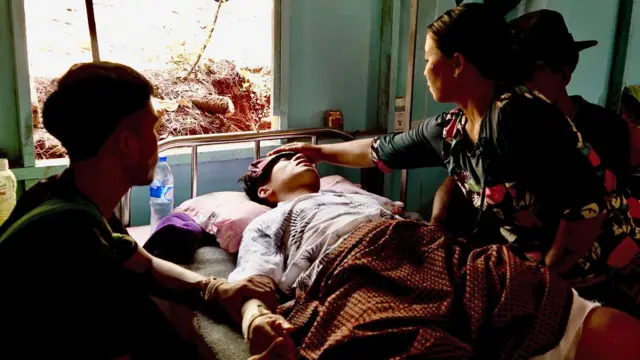 Aung Ngle en una cama del hospital.