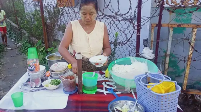 မနက်တိုင်း ဆိုင်ခင်းပြီး မုန့်ဟင်းခါးရောင်း