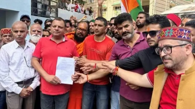 कुल्लू में मस्जिद के ख़िलाफ़ प्रदर्शन करते लोग