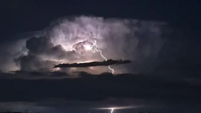 ঝড়ের সময় বিদ্যুৎ চমকানোর দৃশ্য