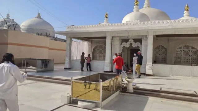 સતપંથી વિરુદ્ધ સનાતની