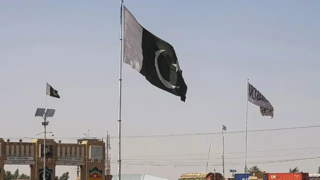 پرچم طالبان و پاکستان در مرز دیده میشود.