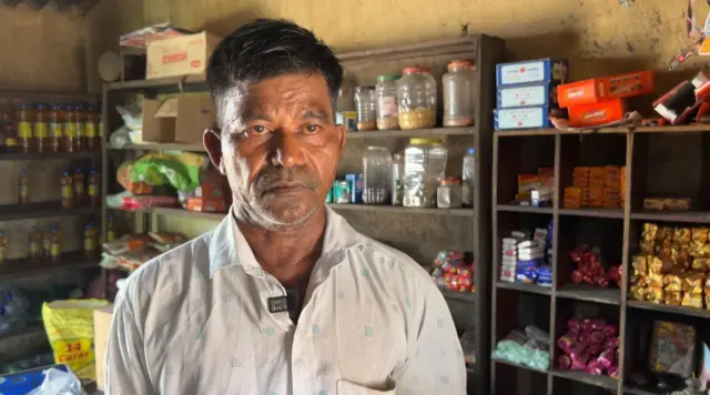 રમેશ માછી વર્ષો સધી માછીમારી કરતા હતા પરંતુ હવે તેઓ માછીમારી છોડીને ગામમાં કરિયાણાની દુકાન ચલાવી રહ્યા છે