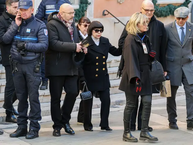 Мирей Матьё в сопровождении нескольких человек.