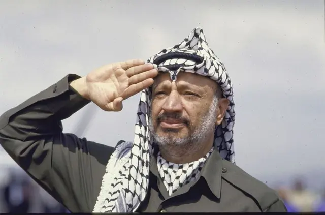 Yasser Arafat, um homem árabe, prestando continência