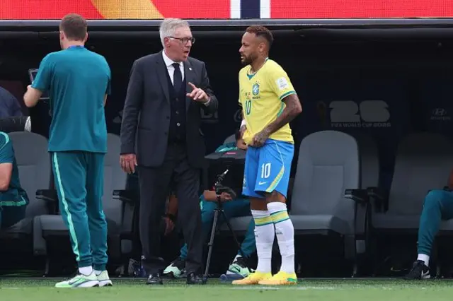 Brezilya Teknik Direktörü Carlo Ancelotti, Norveç maçında oyuna aldığı Neymar'a taktik veriyor