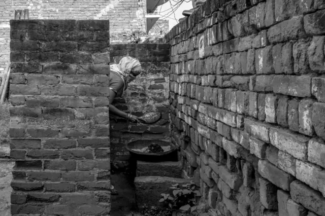 हाताने मैला उचलण्याची प्रथा