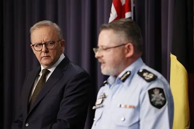 Perdana Menteri Anthony Albanese (kiri) berbicara soal penembakan Pantai Bondi di kantor parlemen Australia pada 14 Desember 2025.