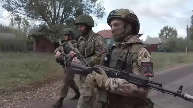 Російські солдати патрулюють село в прикордонній зоні в Курській області