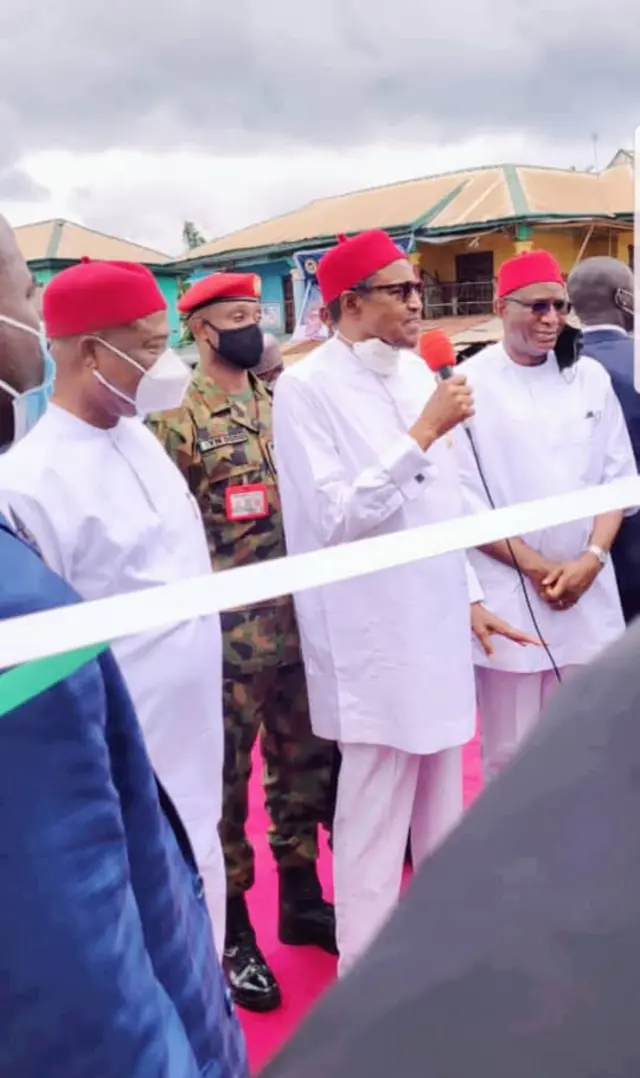 Mgbe onyeisiala Buhari na Gọvanọ Hope Uzodinma gbapere ụzọ Owerre-Okigwe n'akụkụ Amaraku.