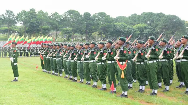 အပတ်စဉ် ၁၃ စစ်မှုထမ်းသင်တန်းဆင်းပွဲမြင်ကွင်း
