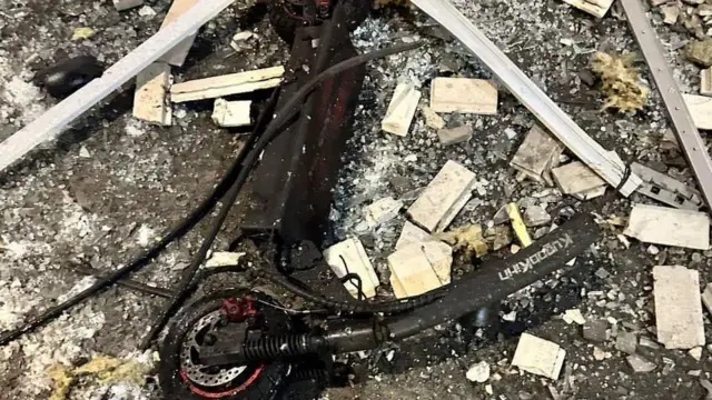 Les restes du scooter électronique sur le lieu de l'accident