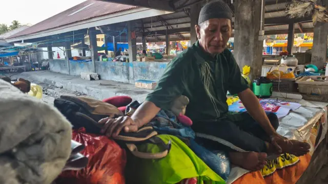 Warga Kelurahan Wolomarang, Kecamatan Alok, Kabupaten Sikka mengungsi mandiri di Pasar Alok Maumere sejak Sabtu (15/08).
