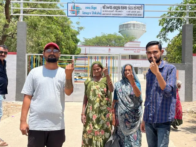 મતદાન, ગુજરાત, સ્થાનિક સ્વરાજ્ય આજે ગુજરાતમાં 15 મહાનગરપાલિકા, 84 નગરપાલિકા, 34 જિલ્લા પંચાયત તથા 260 તાલુકા પંચાયત માટે સામાન્ય ચૂંટણી માટે મતદાન યોજાશે. અમદાવાદ રાજકોટ વડોદરા સુરત જામનગર નવસારી મહેસાણા જામનગર ભાવનગર ગાંધીનગર કચ્છ ભૂજ જૂનાગઢ પોરબંદર અમરેલી પાટણ પાલનપુર બીબીસી ગુજરાતી ગુજરાત ચૂંટણી સ્થાનિક સ્વરાજ્યની સંસ્થાઓની ચૂંટણી જિલ્લા પંચાયત તાલુકા પંચાયત નગરપાલિકા મહાનગરપાલિકા