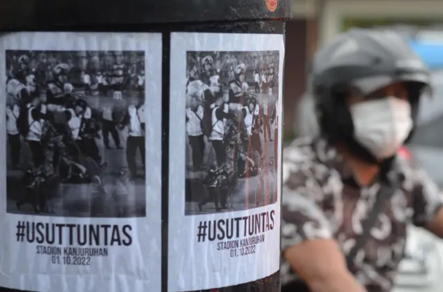 Poster berisi tuntutan agar Tragedi Kanjuruhan diusut tuntas terus disuarakan, seperti terlihat pada poster yang ditempel di sudut Kota Malang, Rabu, 5 Oktober 2022.