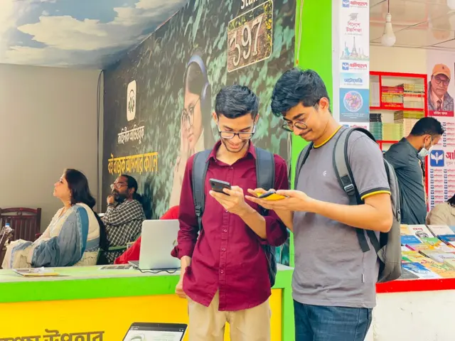 কাহিনীক অ্যাপে রেজিস্ট্রেশন করছে মোজাহিদ ও তার বন্ধু। 